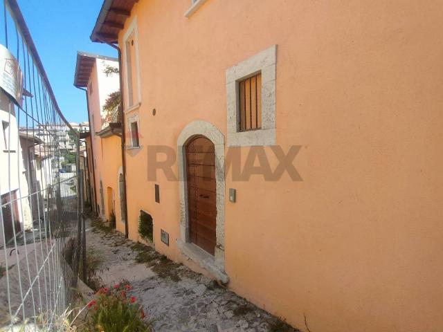 Casa indipendente in vendita a Poggio Picenze AQ
