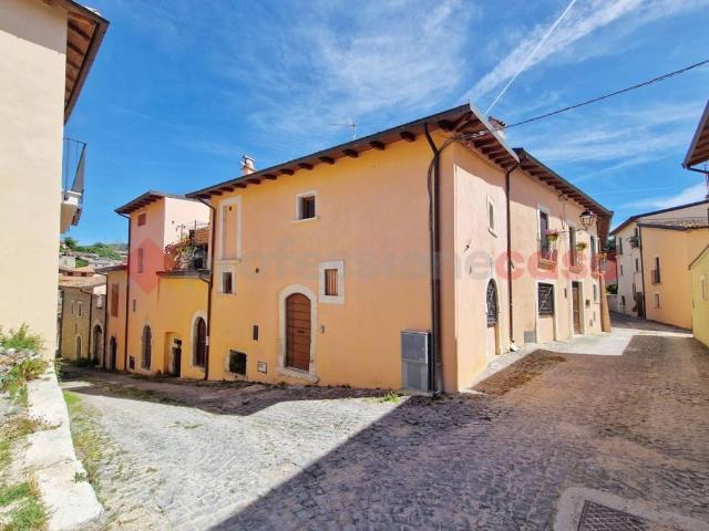 Casa indipendente in vendita a Poggio Picenze AQ