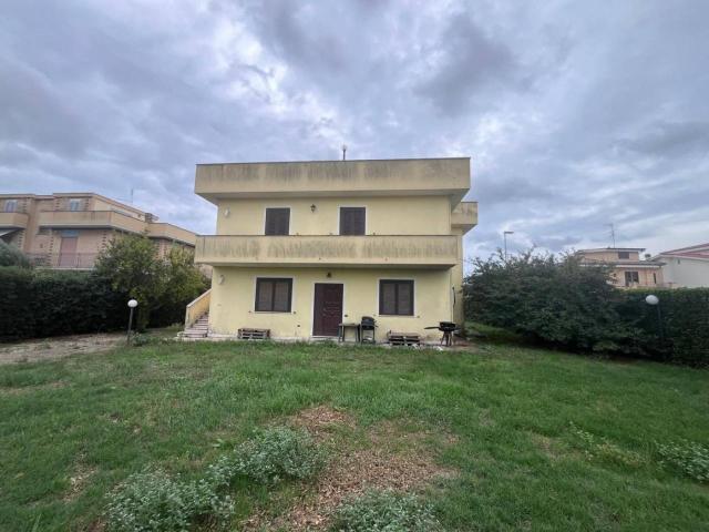Casa indipendente in vendita a Pomezia