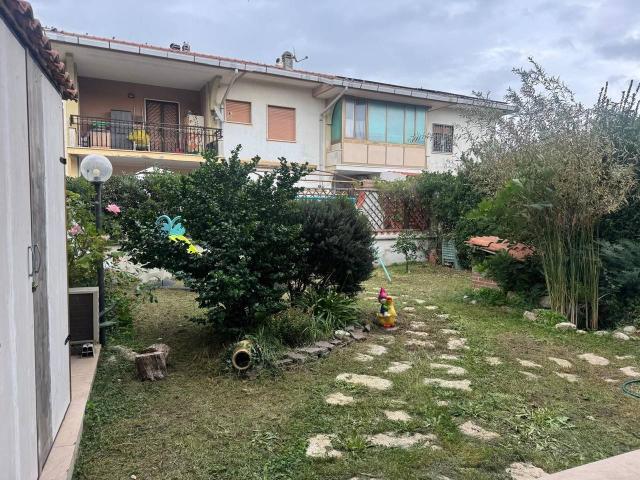 Casa indipendente in vendita a Pomezia