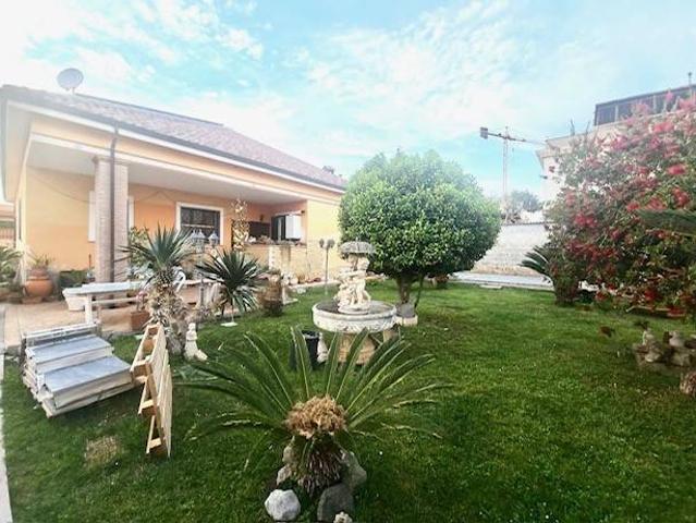 Casa indipendente in vendita a Pomezia RM