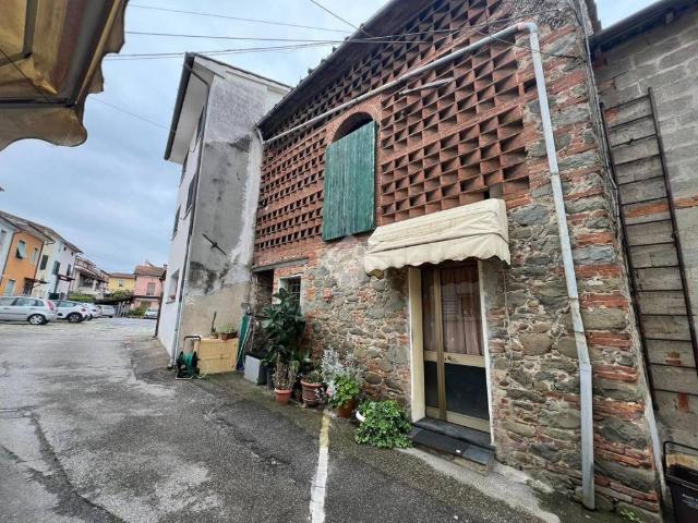 Casa indipendente in vendita a Porcari LU