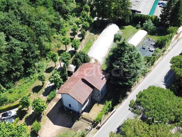 Casa indipendente in vendita a Porto Ceresio via Matteotti