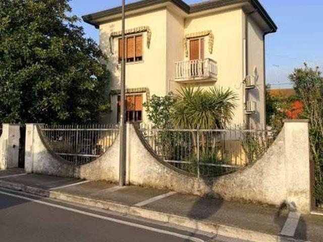 Casa indipendente in vendita a Porto Viro RO