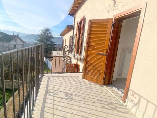Casa indipendente in vendita a Pizzoli AQ