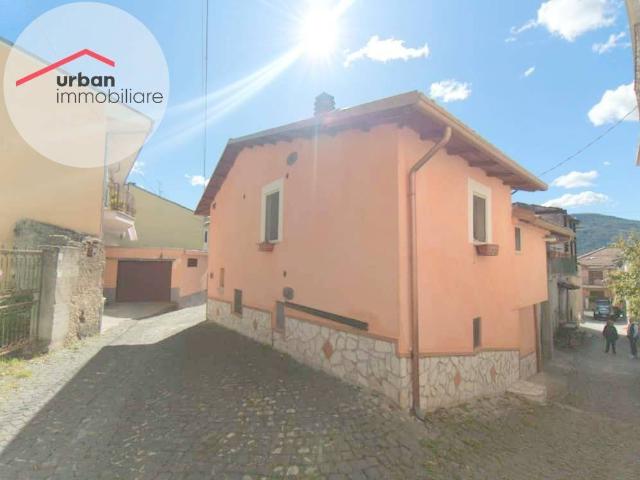 Casa indipendente in vendita a Pizzoli AQ