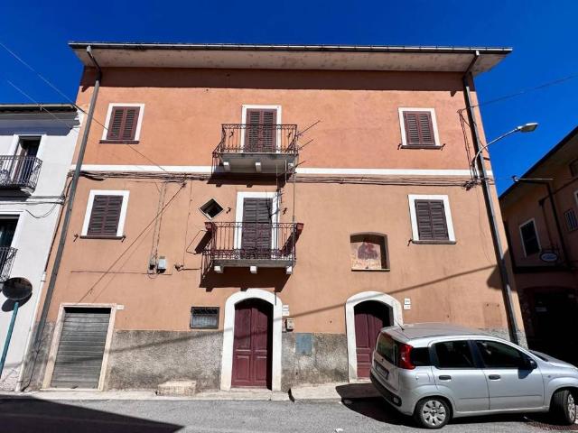 Casa indipendente in vendita a Pizzoli AQ