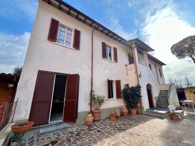 CASA INDIPENDENTE in VENDITA a PIETRASANTA CENTRO di 12 vani