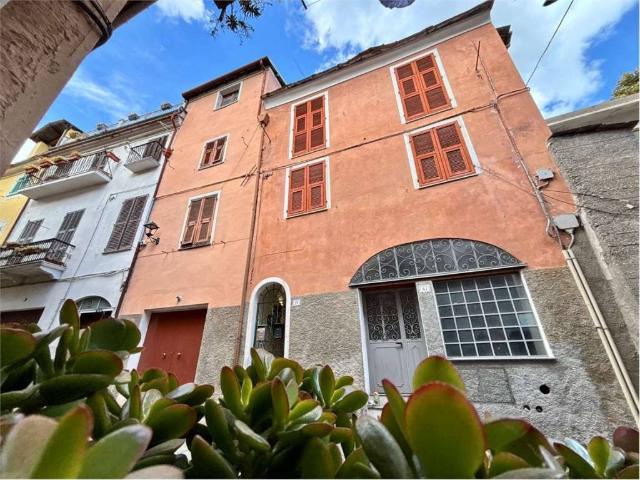 Casa indipendente in vendita a Pieve di Teco IM