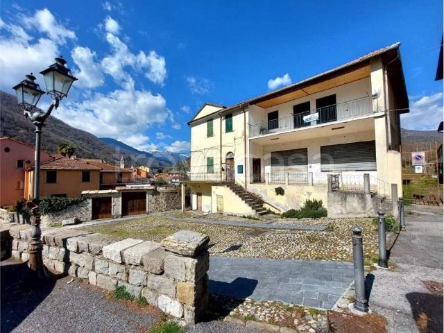 Casa indipendente in vendita a Pieve di Teco piazza Borrelli, 10 11