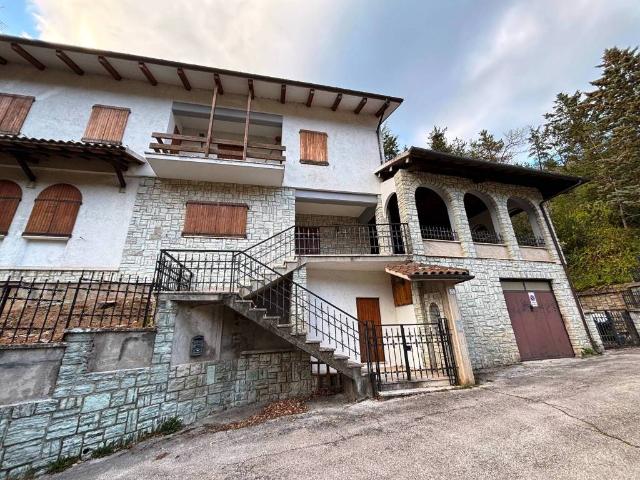 Casa indipendente in vendita a Pioraco MC