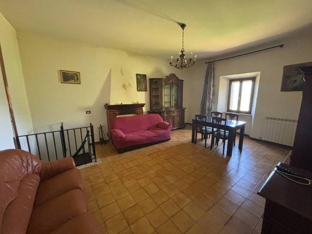 Casa indipendente in vendita a Pioraco MC