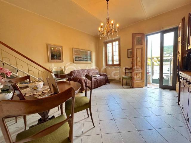 Casa indipendente in vendita a Prato via Evaristo Gherardi, Coiano