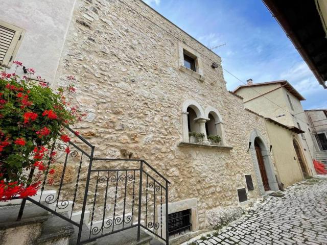 Casa indipendente in vendita a Prata d'Ansidonia AQ
