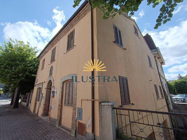 Casa indipendente in vendita a Rotella AP