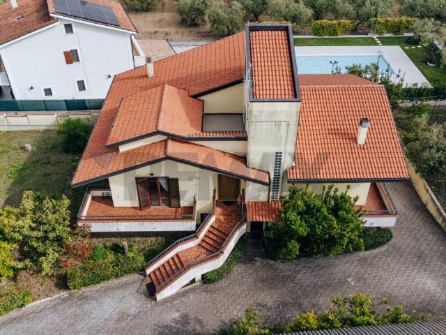Casa indipendente in vendita a Rocca San Giovanni CH