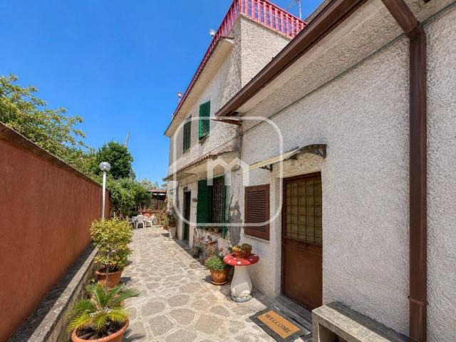 Casa indipendente in vendita a Roma via Onifai, Rocca Cencia