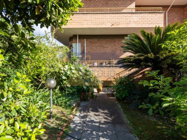 Casa indipendente in vendita a Roma via Sofocle, Axa