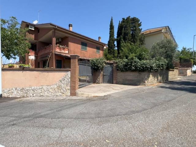 Casa indipendente in vendita a Roma RM