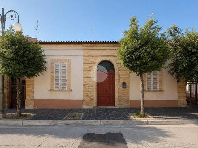 Casa indipendente in vendita a Roseto degli Abruzzi corso Umberto I, 31, Montepagano