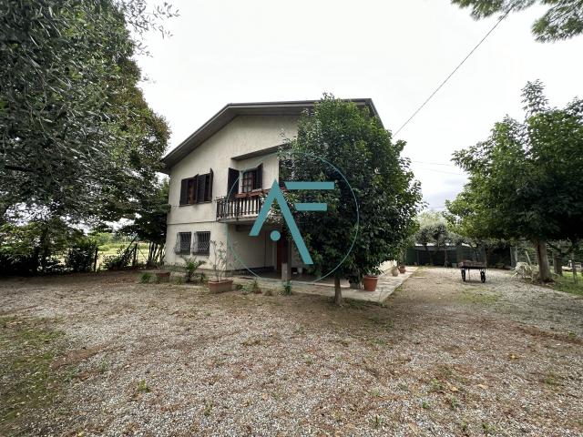 CASA INDIPENDENTE in VENDITA a RAVENNA MEZZANO di 8 vani
