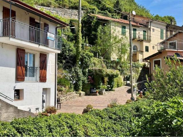 Casa indipendente in vendita a Rezzo via Cavour, 64