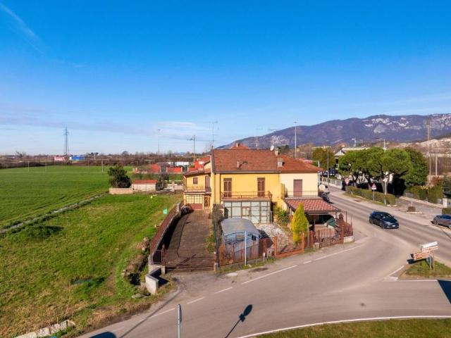 Casa indipendente in vendita a Rezzato BS