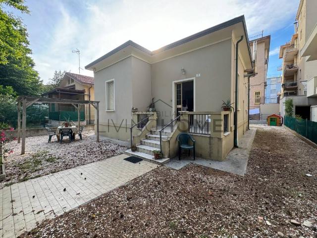 Casa indipendente in vendita a Rimini viale pescara, 7, Miramare Rivazzurra