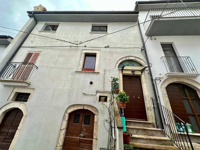 Casa indipendente in vendita a Tione Degli Abruzzi