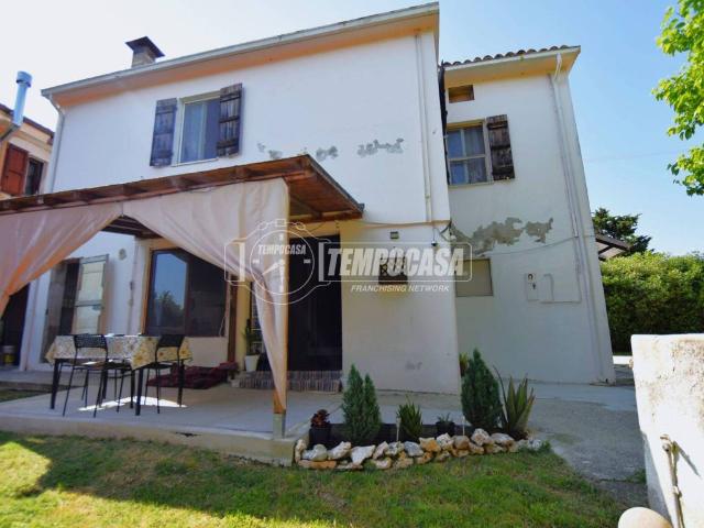Casa indipendente in vendita a Trecastelli AN