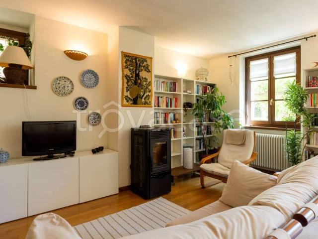 Casa indipendente in vendita a Tresivio via Roma 9