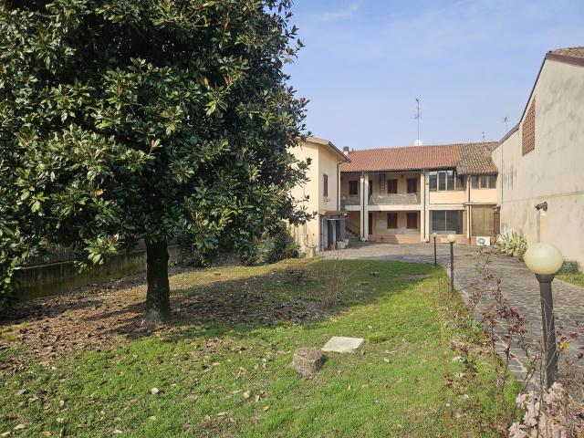 CASA INDIPENDENTE in VENDITA a TREVIGLIO di 6 vani