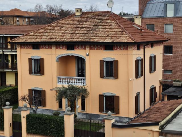 CASA INDIPENDENTE in VENDITA a TREVIGLIO di 8 vani