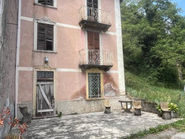 Casa indipendente in vendita a Val Brembilla BG
