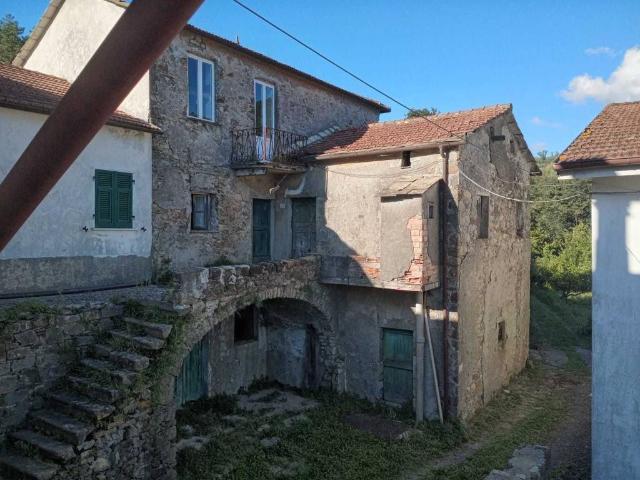Casa indipendente in vendita a Varese Ligure SP