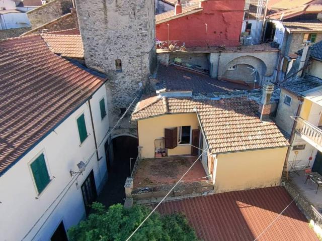 Casa indipendente in vendita a Varese Ligure SP