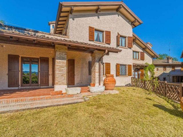 Casa indipendente in vendita a Vezzano Sul Crostolo
