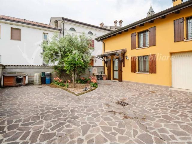 Casa indipendente in vendita a Viadana MN