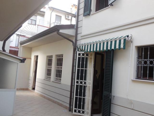 CASA INDIPENDENTE in VENDITA a VIAREGGIO di 4 vani