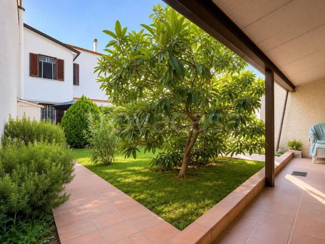 Casa indipendente in vendita a Viareggio via Vittorio Veneto