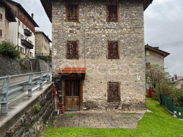 Casa indipendente in vendita a Vigo di Cadore via Vigo
