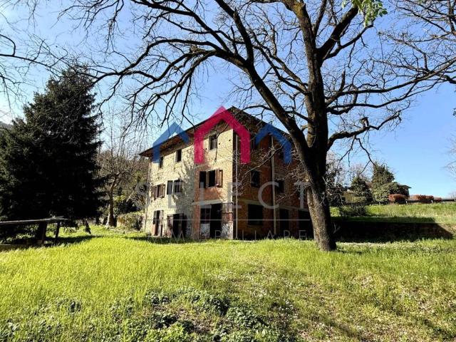Casa indipendente in vendita a Villa Basilica LU