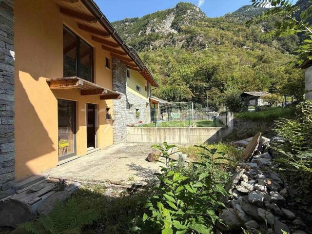 Casa indipendente in vendita a Villa di Chiavenna via Case Foratti