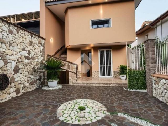 Casa indipendente in vendita a Villa di Briano CE