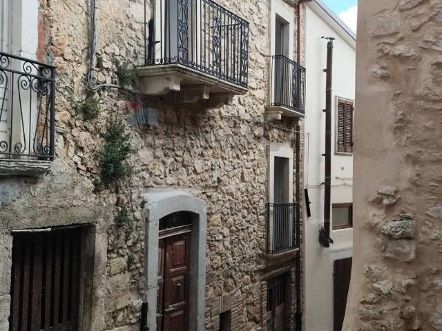 Casa indipendente in vendita a Villa Santa Lucia degli Abruzzi AQ