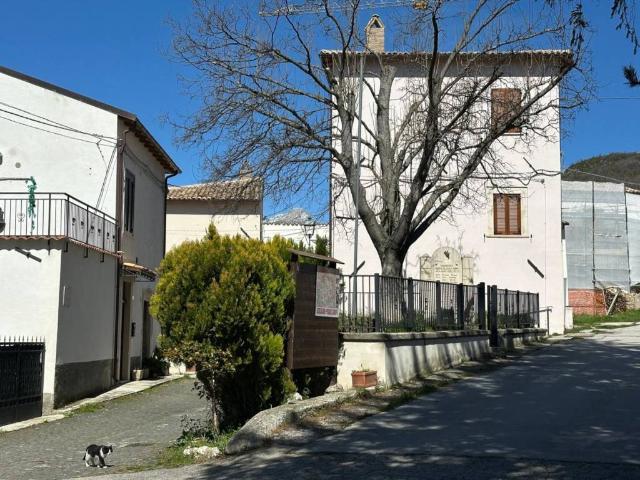 Casa indipendente in vendita a Villa Santa Lucia degli Abruzzi AQ
