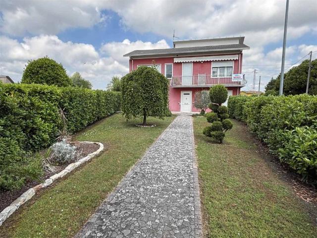 Casa indipendente in vendita a Villanova del Ghebbo RO