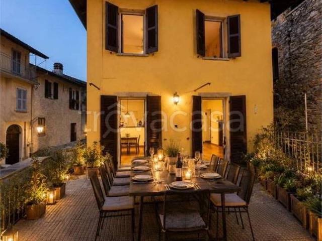Casa indipendente in vendita ad Agra