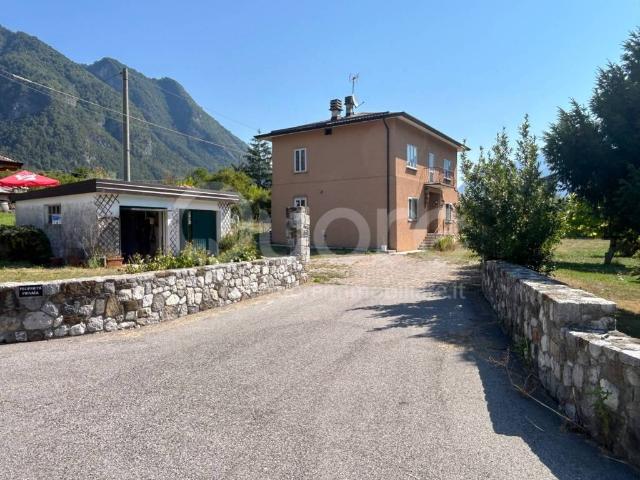 Casa indipendente in vendita ad Amaro via Nazionale, 3