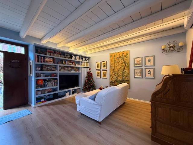 Casa Indipendente in affitto a Como via Lazzago, non arredato/vuoto, giardino privato, travi a vista TrovaCasa